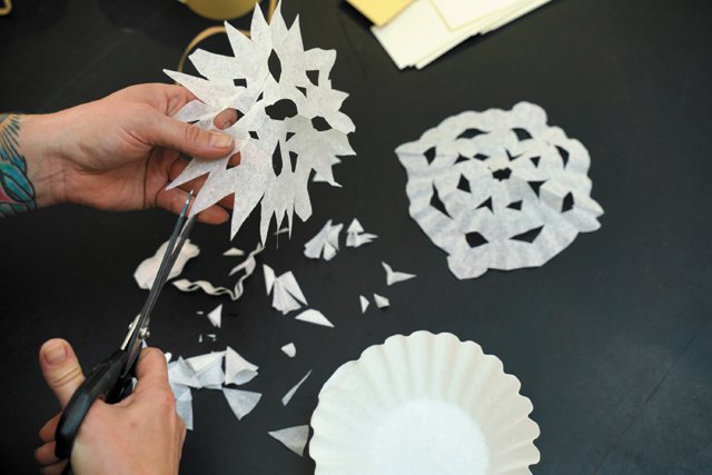 Feature_HolidayTraditions_CRAFTS_CoffeeFilterSnowflakes_Studio23_JAYPAUL_rp1121.jpg