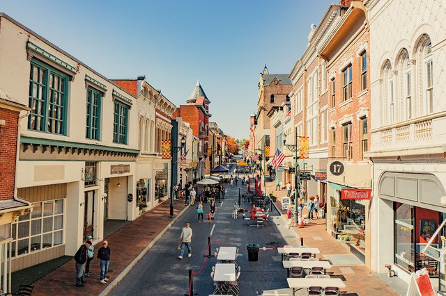 Living_Travel_DowntownStaunton_SAMDEAN_rp0324.jpg